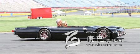 世界上最“扁”的汽車 躺著開！