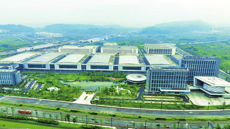 總書記駐足細看.jpg 總書記駐足細看.jpg