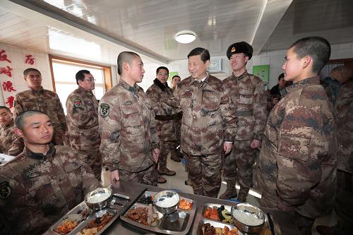 2014年1月26日中午，習(xí)近平來(lái)到連隊(duì)食堂，同戰(zhàn)士們一起用餐。新華社記者 李剛 攝
